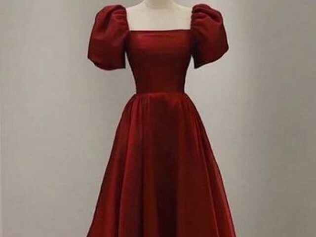 Vai com um vestido bem simples com a cor que você goste apenas para não ir sem