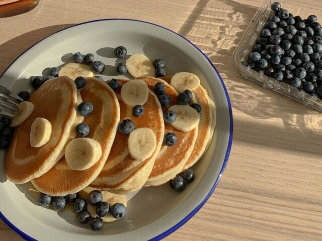 Panquecas com banana e mirtilo (⁠ ⁠◜⁠‿⁠◝⁠ ⁠)⁠♡