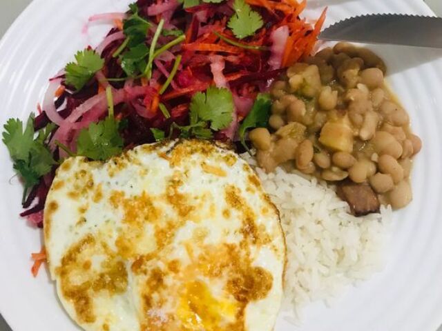 Arroz, feijão, salada e ovo mesmo