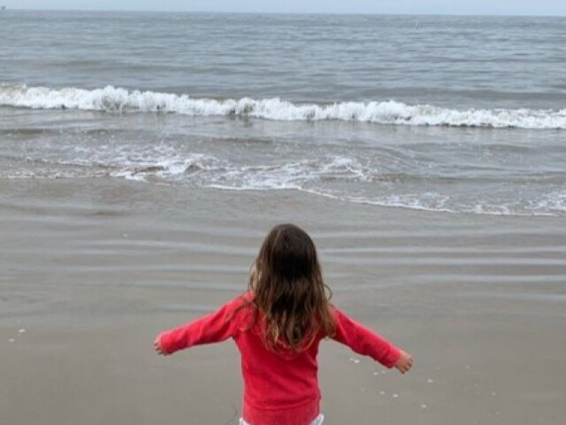 Ir a praia e pular ondas