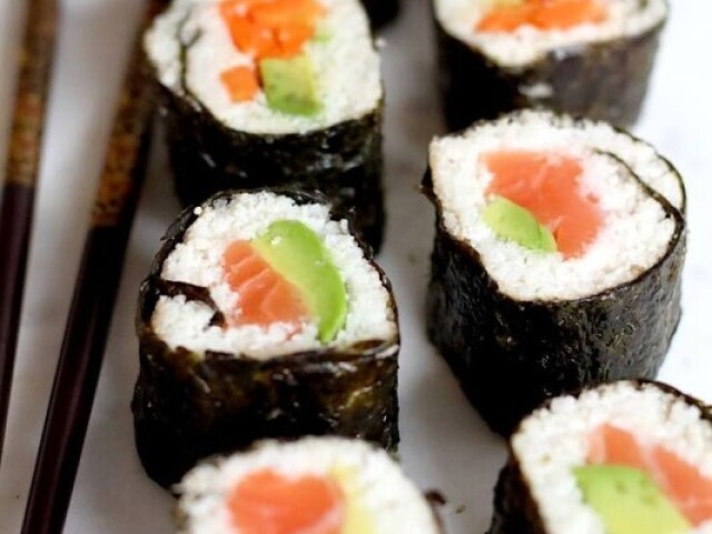 Comer sushi