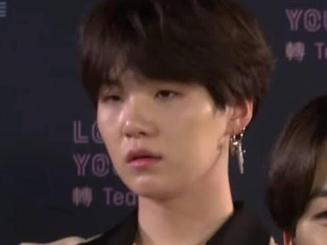 Passar as férias só podendo comer cebola com o Suga do BTS