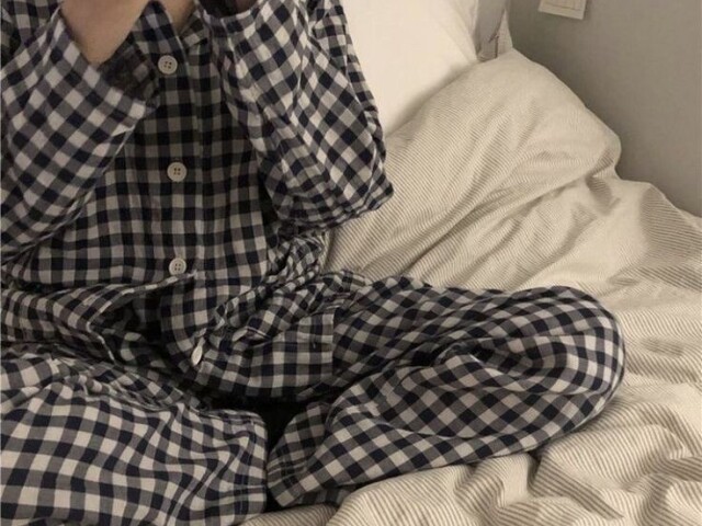 Na cama de pijama