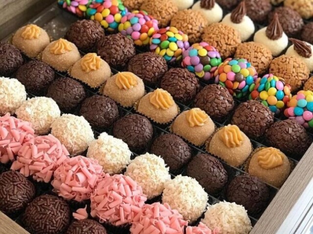 Todos os tipos de brigadeiros.