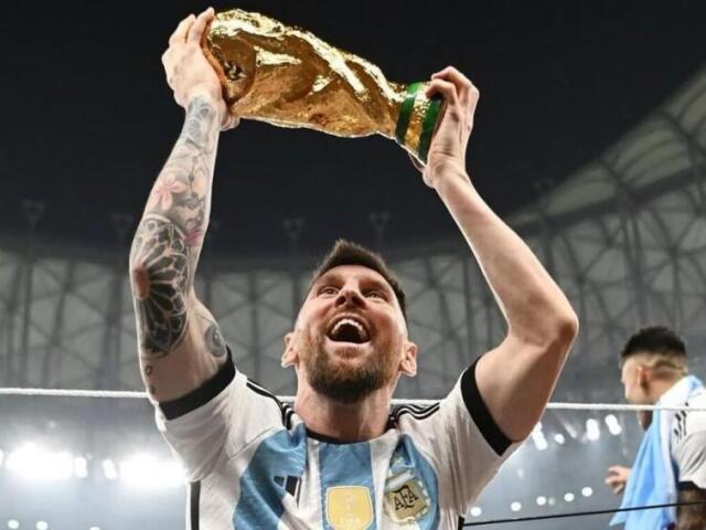 A foto de Lionel Messi segurando a taça da Copa do Mundo 2022