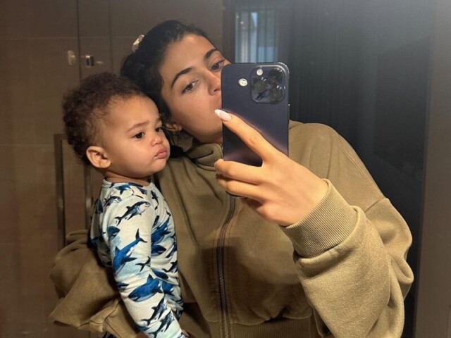 A foto da Kylie com seu filho Aire