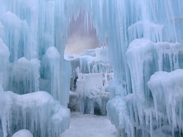 Em um lugar frio e gelado, tipo o Polo norte.