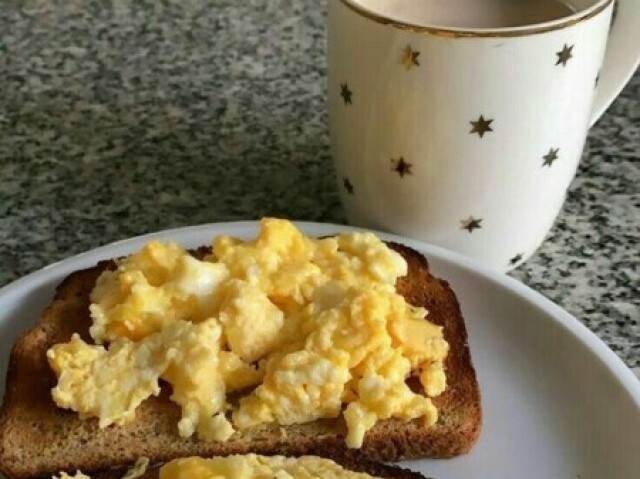 pão com ovo e café 😋