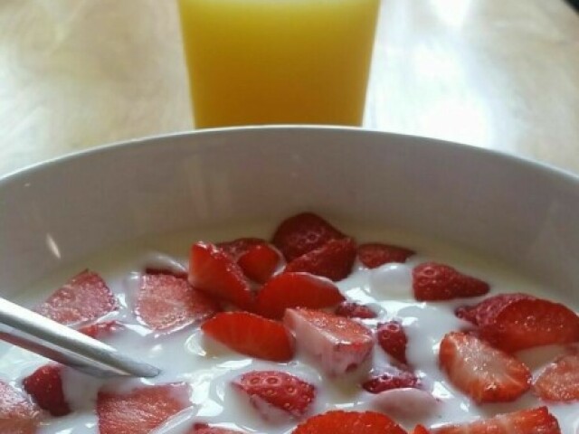 iogurte com morango e suco😋