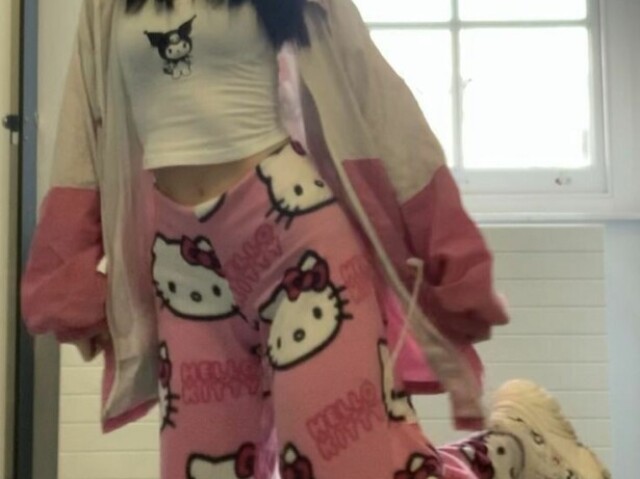 HELLO KITTY ME PERSEGUE KKKK♡♡♡♡♡