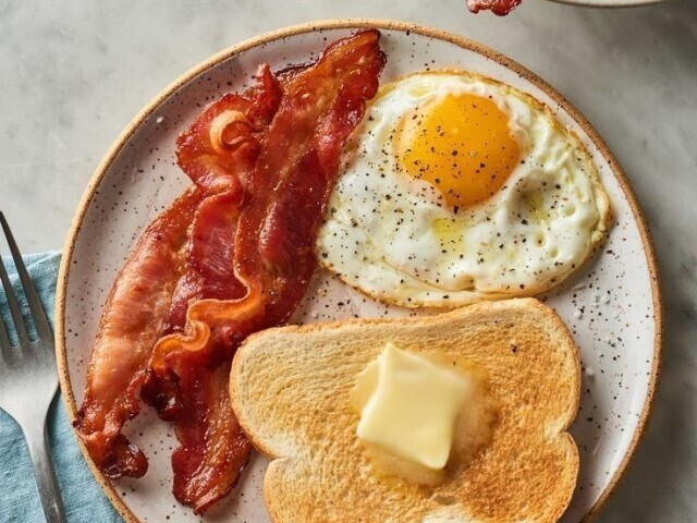 Pão com manteiga, omelete e bacon