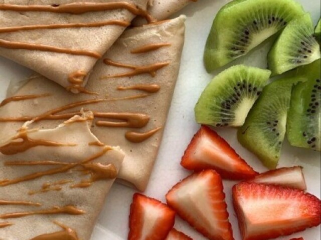 Tapioca de doce de leite com pedaçinhos de morango e kiwi