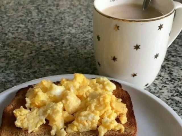 Pão com ovo e café