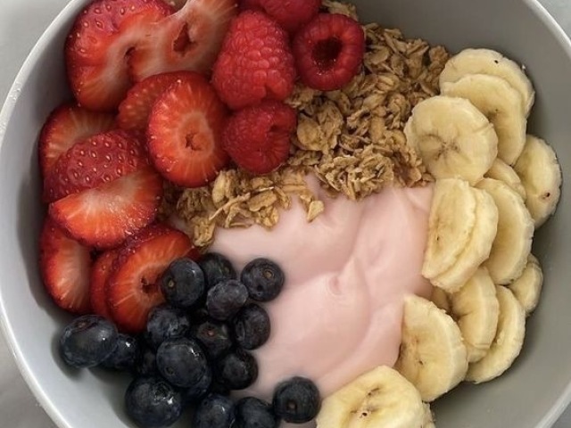 Iogurte com frutas e granola