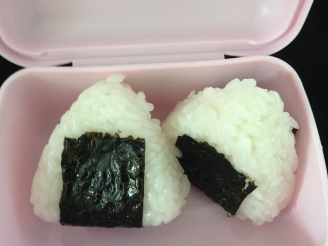 Bolinho de arroz(Oniguiri japonês)