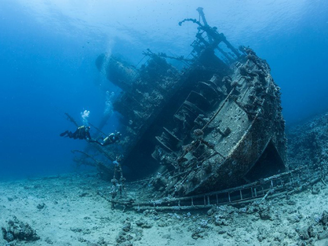 navio abandonado