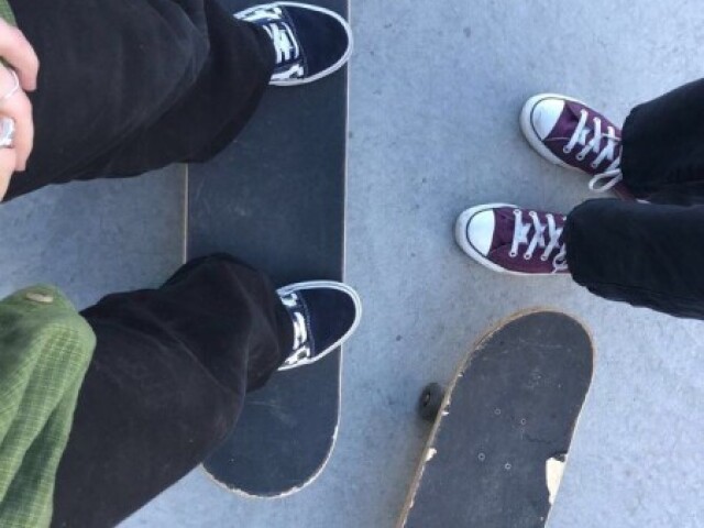 Andar de skate com os amigos