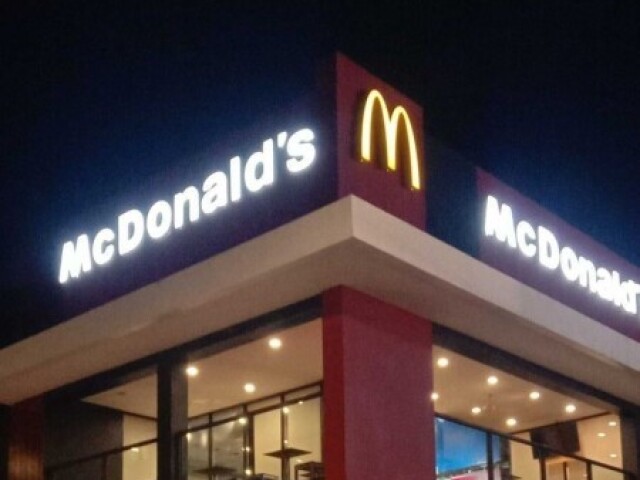 Ir ao mc donalds com os amigos