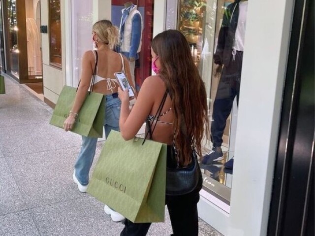 Fazer compras com as amigas