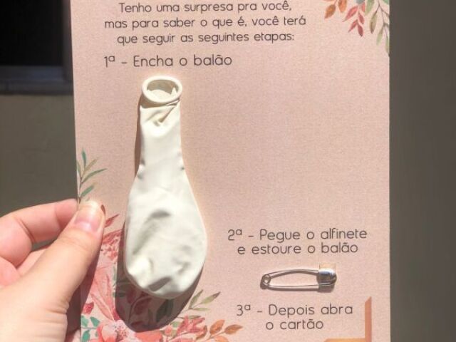 💐
(tem coisa escrita chama o zoom e lê, caso você seja cego: 1- encha o balão 2- pegue o alfinete e estore 3- dps abra o cartão :) )