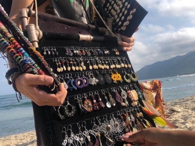 Vender pulseira na praia