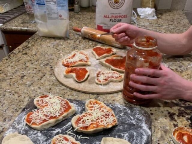 cozinhando juntos em casa