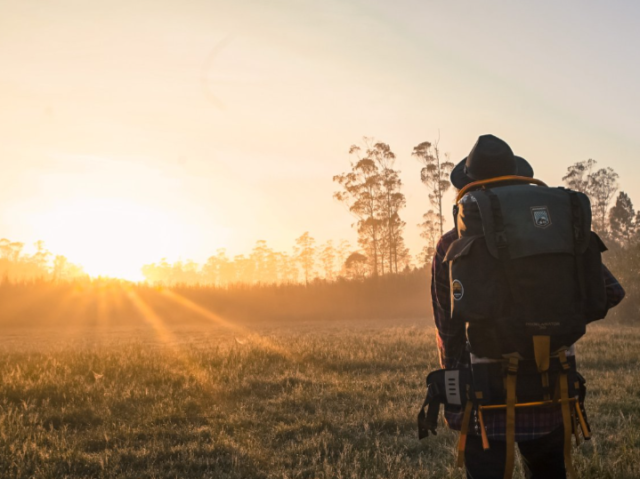 Viver como nômade ajudando outros sobreviventes sem permanecer nesses grupos