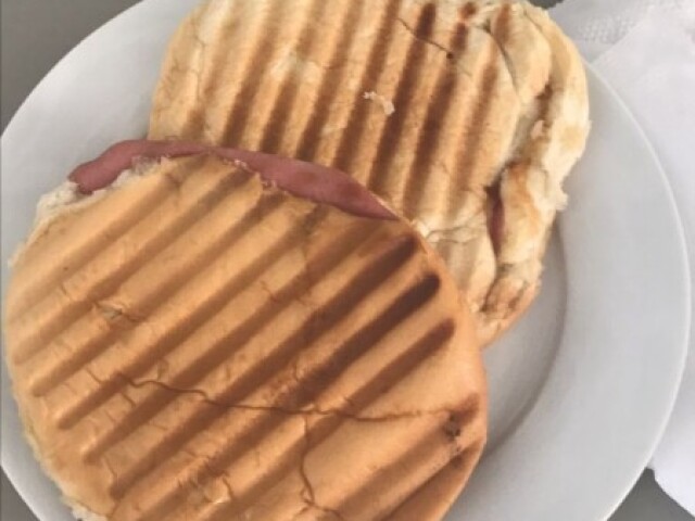 dois pão com queijo e presunto 😋