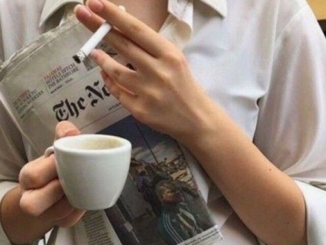 Passou na cafeteria para tomar um café c’cigarro e ler um jornal