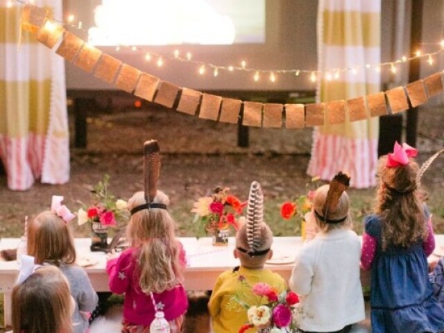 Fiz uma pequena festa e convidei várias crianças da vizinhança pra irem!