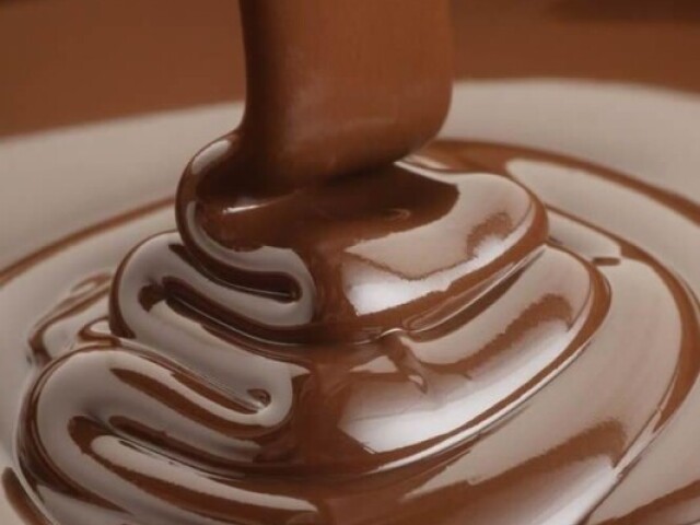 Cobertura de chocolate ao leite!
(chocolate ao leite é o normal que você compra)
