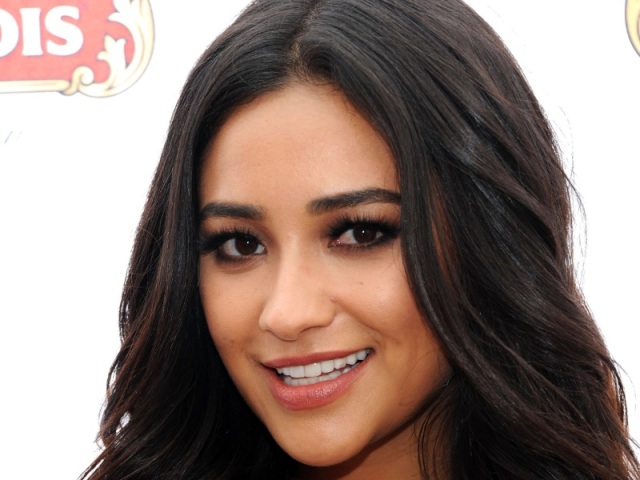 Shay Mitchell ( PLL )