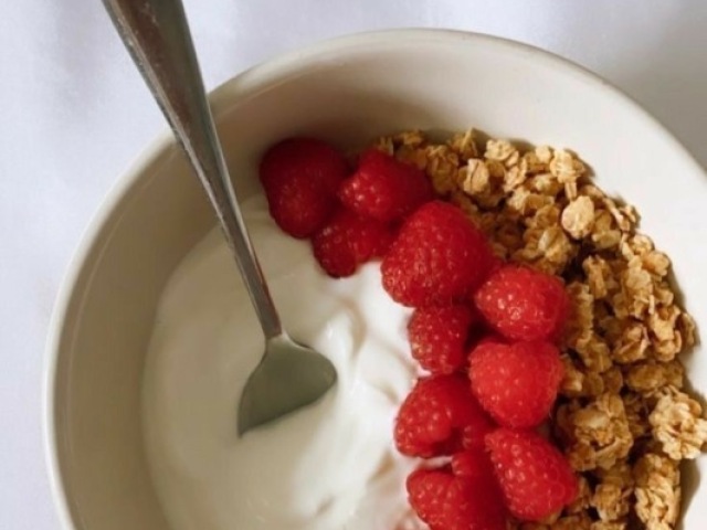 Iogurte com granola e frutas