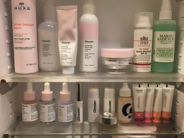 prateleiras com produtos de skin care