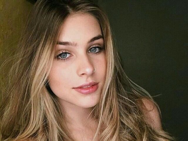 Sou essa loirinha๐
