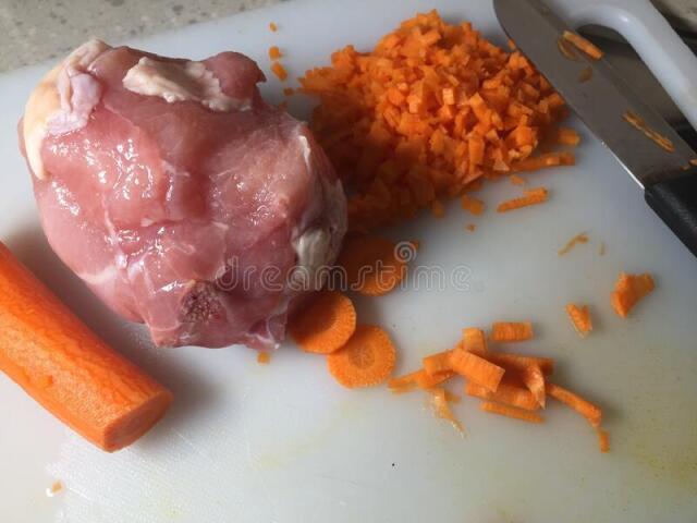 Contaminação do ovo pelas fezes da galinha, contaminação quando um manipulador espirra sobre o alimento e contaminação quando uma tábua é utilizada para cortar carne e em seguida utilizada para cortar cenoura.