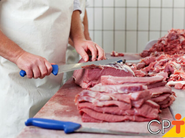 assoprar a comida para ajudar a esfriar, não usar luvas e deixar uma carne crua entrar em contato com a salada.