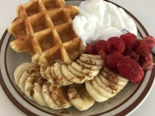 Olha q chique, waffle com banana, amora e chantilly