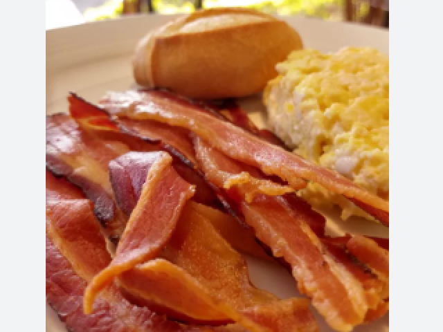 pãozinho, ovos e bacon