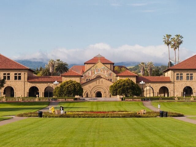 Universidade de Stanford - Califórnia, EUA (ex-alunos e professores fundaram grandes empresas como: HP, Google, Yahoo e Nike)