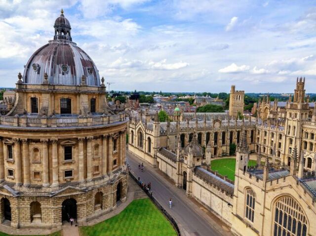 Universidade de Oxford - Inglaterra (uma das mais conhecidas e respeitadas instituições de ensino superior do mundo)