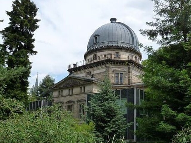 ...um observatório com um telescópio para ver as estrelas."