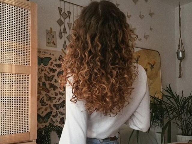 Cabelo solto, bem cacheado e lindo.