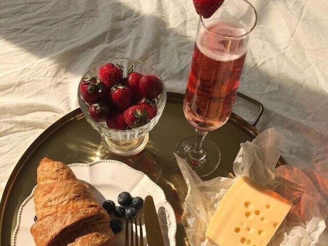 Croassan queijo morango e suco de frutas vermelhas