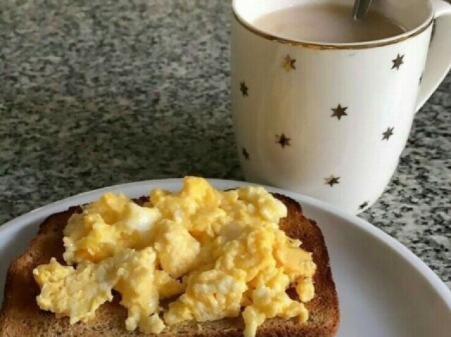 Pão com ovo e leite com Toddy/Nescau