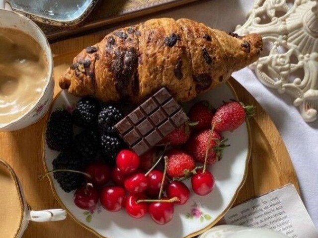 Croissant de chocolate 🍫 e frutas