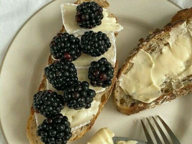 Bread and cream chease