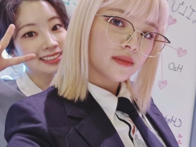 duas crianças atentadas juntas, jeongyeon ama zuar e sempre faz pegadinha, dahyun exatamente expressiva