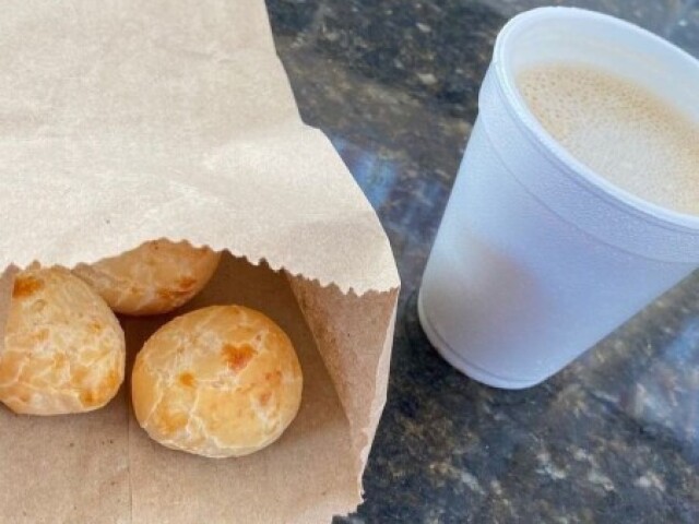 Pão de queijo e cafezinho comprados na padaria perto de casa