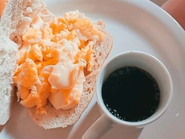 Pão com ovo e café preto ou achocolatado